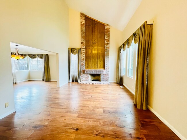 Foto del edificio - Beautiful 4 Bed 3 Bath + Huge Bonus Room A...
