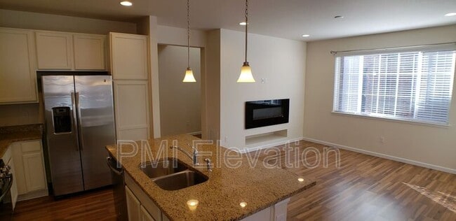 Foto del edificio - 566 E Dry Creek Pl