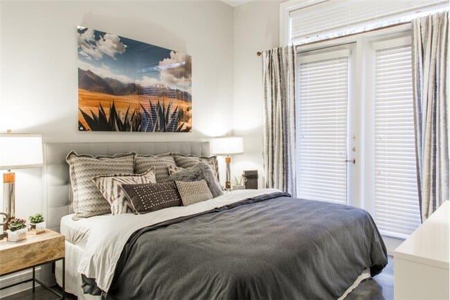 Building Photo - 1623 E 6th St