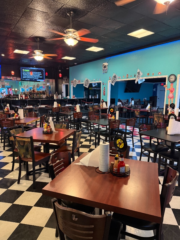 Foto del edificio - 625 E St Joseph St