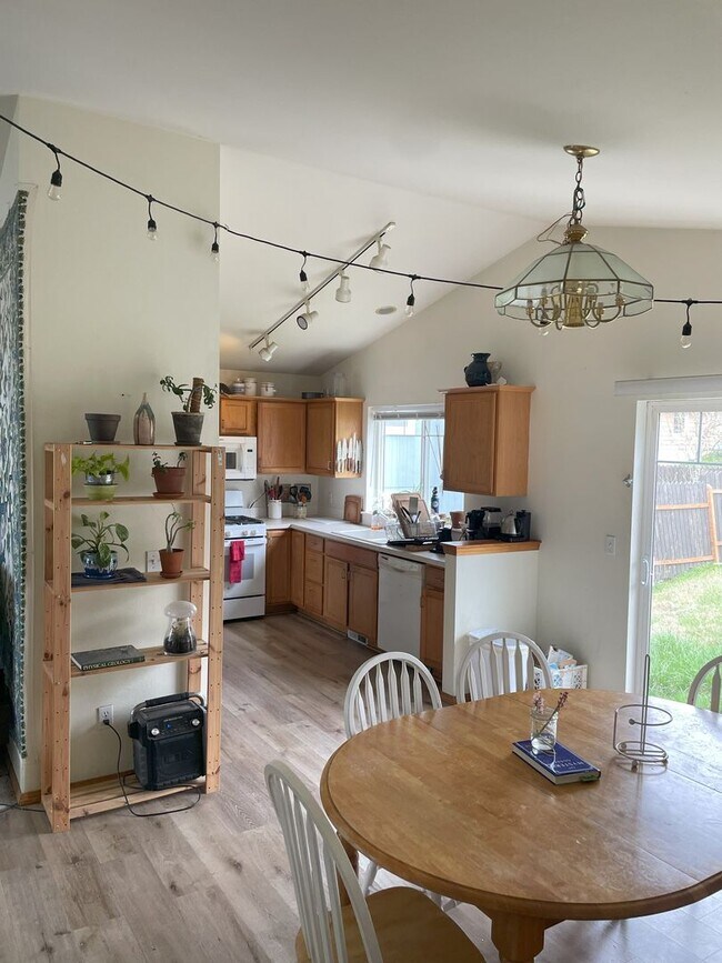 Building Photo - PRELEASING: 4 Bdrm/3 bath house!