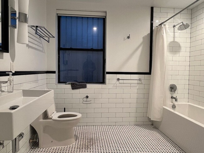 Building Photo - "Charming 2-Bedroom Apartment on Jefferson Ave – Your Ideal Brooklyn Retreat!"