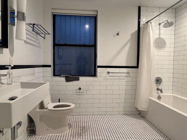 Foto del edificio - "Charming 2-Bedroom Apartment on Jefferson Ave – Your Ideal Brooklyn Retreat!"