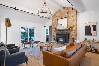 Building Photo - 450 Eastward Ct