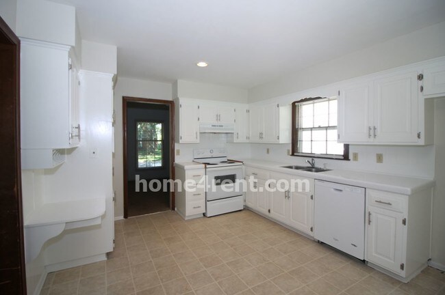 Building Photo - 8424 W 98th St