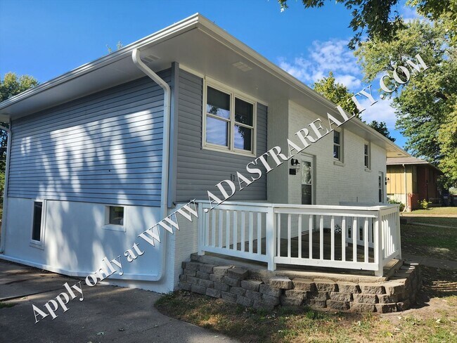 Foto del edificio - Nice Updated 2 Bed 1.5 Bath Duplex in Basehor-Available in MAY!!
