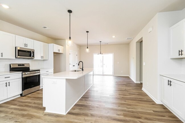 Foto del edificio - Beautiful 4BR 3.5BA Townhome w/ Full Appliance Kitchen Garage Parking in University