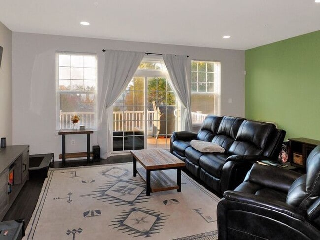 Building Photo - 4-bedroom townhouse in Wildewood
