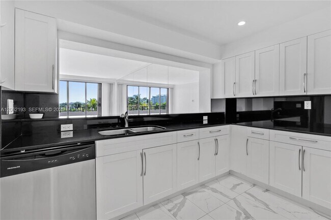 Foto del edificio - 151 Crandon Blvd