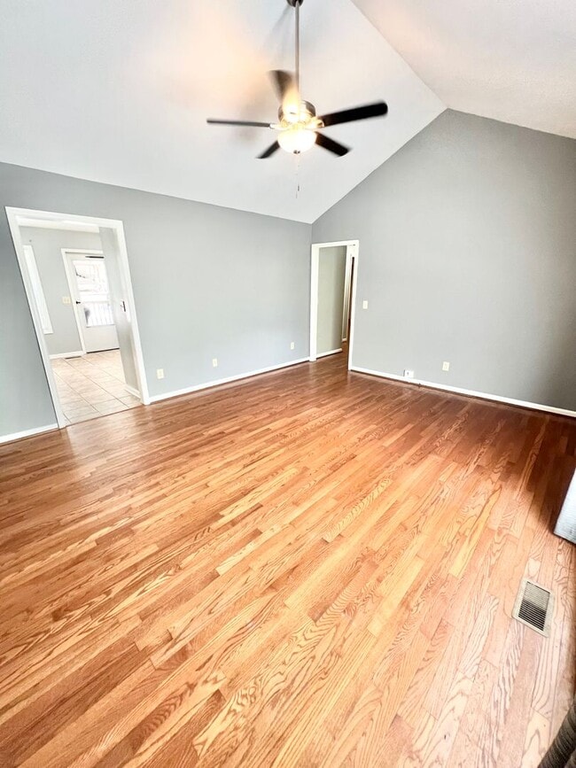 Foto del edificio - 3 Bed 2 Bath House w/Fenced Back Yard in O...