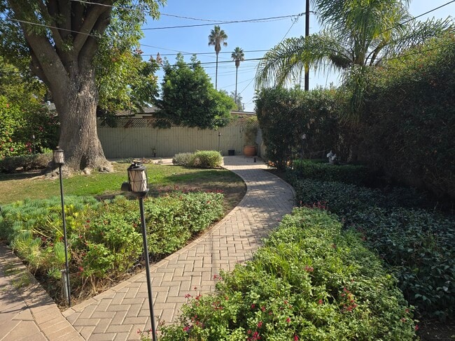 Foto del edificio - 8834 Boyar Ave