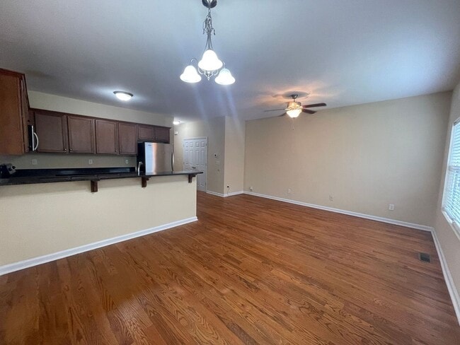 Building Photo - COTTAGE STYLE 4 BED/4 BATH - AVAILABLE AUG...
