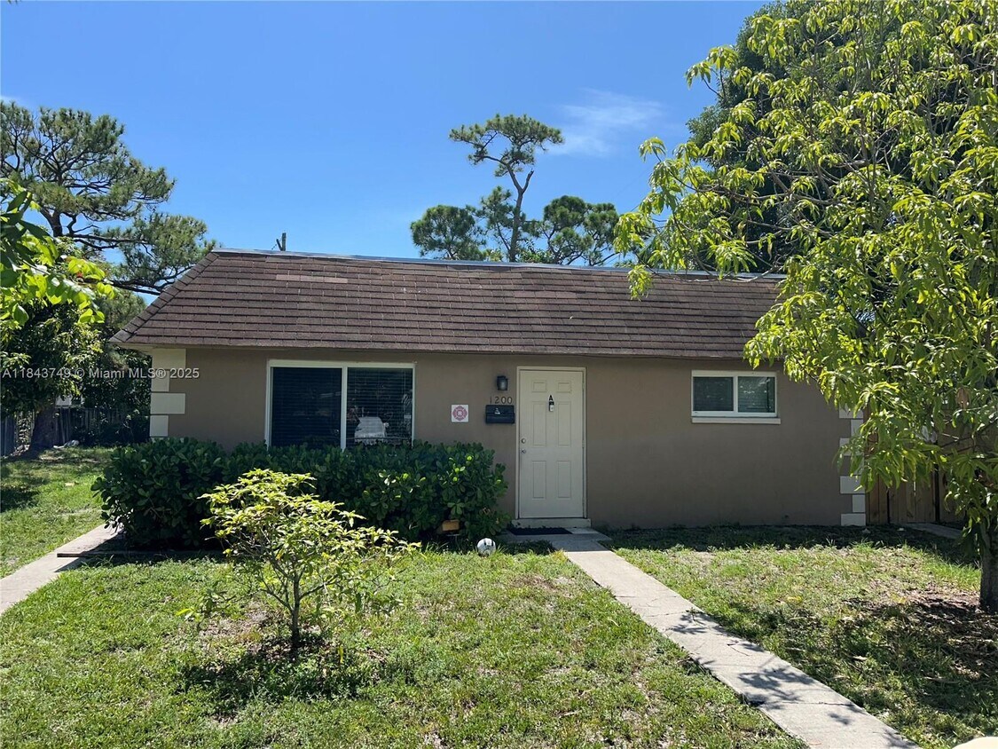 Foto principal - 1200 NW 3rd Ave