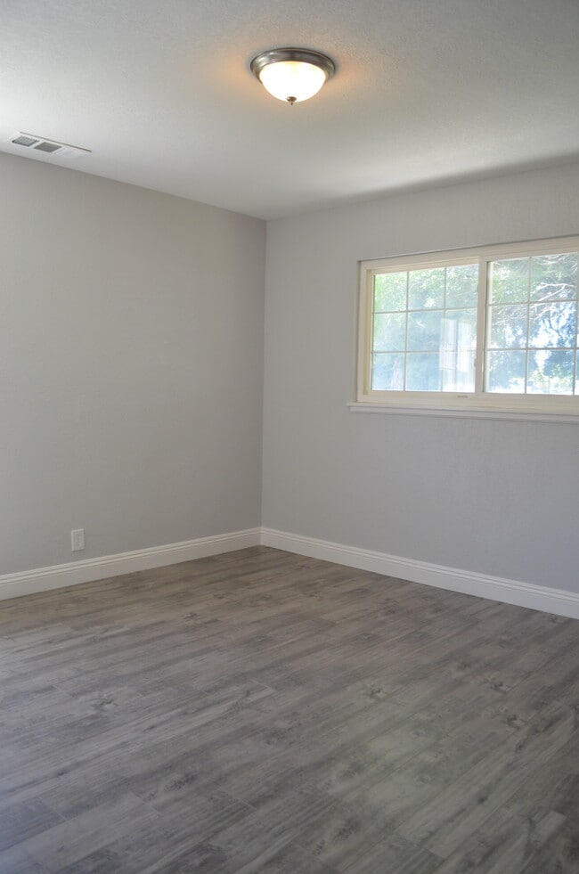 Fotografía del edificio - 2355 Geraldine Dr