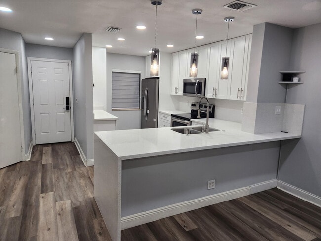 Building Photo - 3667 Carambola Cir N