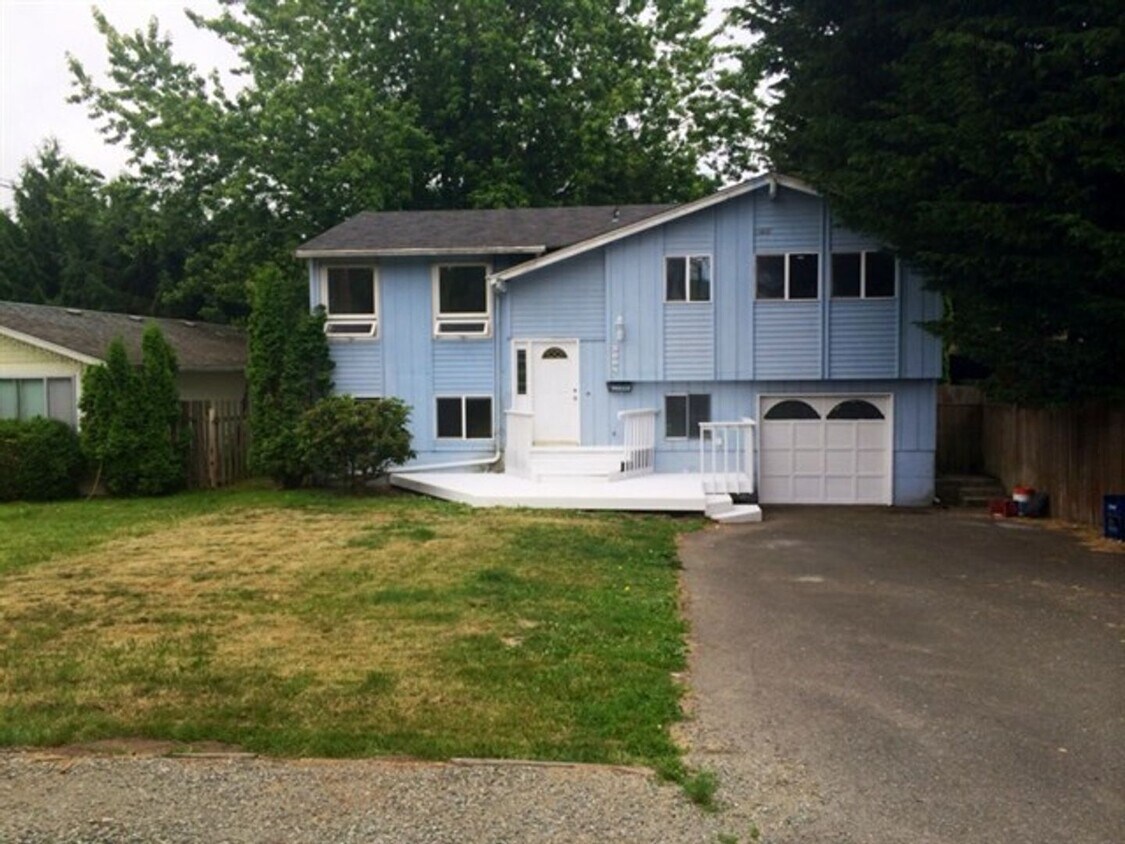 Primary Photo - Preleasing Now: Large 6 bed/2 bath home!