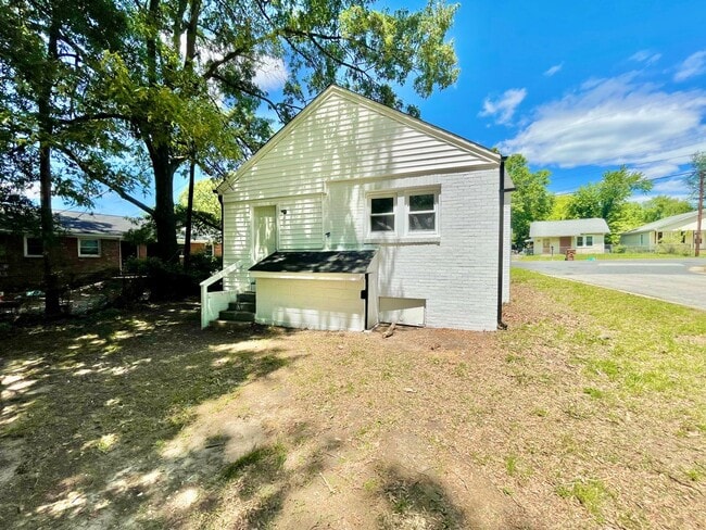 Building Photo - 811 Dana Pl