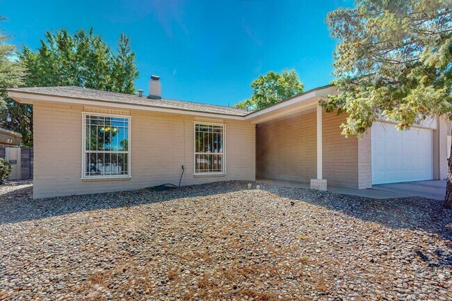 Building Photo - 2520 Landman Dr NE