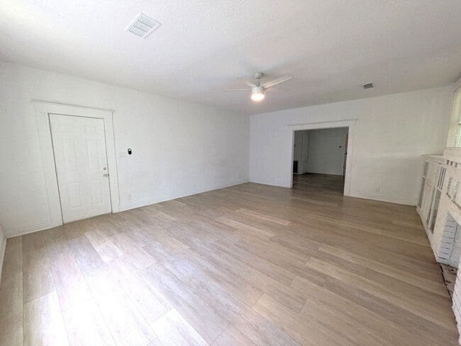 Building Photo - 1420 Live Oak St