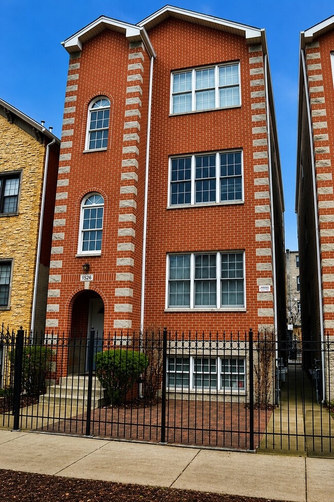 Photo - 1520 W Superior St Apartment