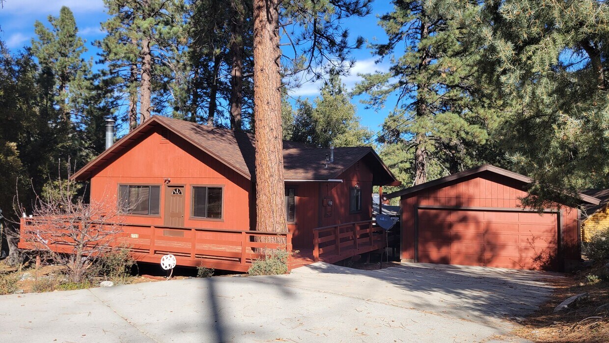 Primary Photo - Welcoming and Spacious 2 Bedroom Home with...