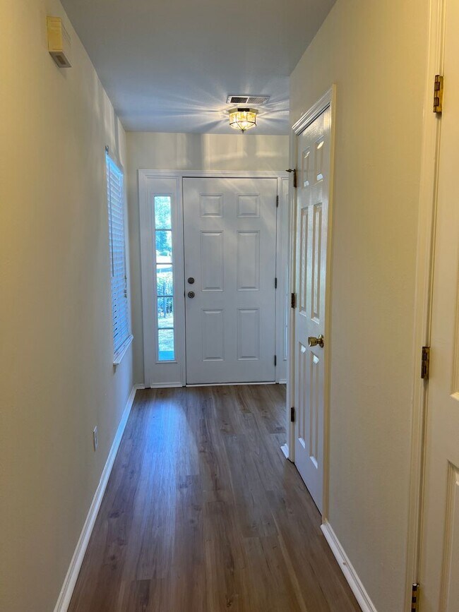 Building Photo - Four Bedroom Town Home with Two Car Garage in University Park-Renovated! Half Off First Month For...