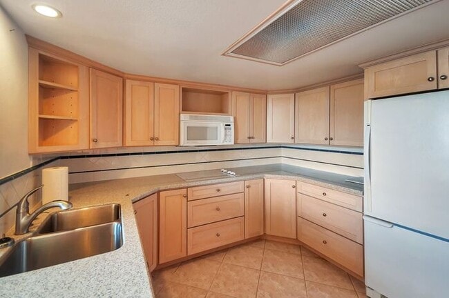 Building Photo - 12TH FLOOR EXECUTIVE APARTMENT IN ZIONS SU...