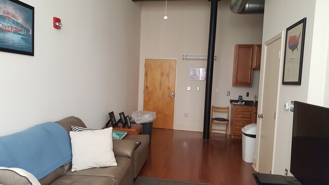 Building Photo - 140 E Glenwood Ave