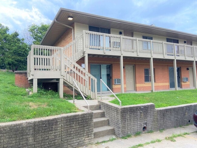 Ground floor unit in well-kept building - 929 Iowa Ave