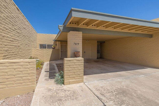 Building Photo - East-2 bedroom/ 2 bathroom townhome