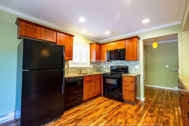Foto del edificio - Tranquil Two-Bedroom Condo Overlooking Lak...