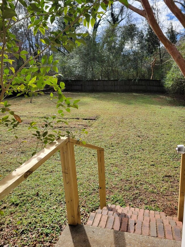 Building Photo - Newly renovated 2 bedroom 1 bath duplex!