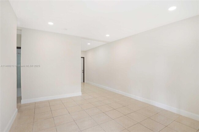 Foto del edificio - 502 NW 7th Ct