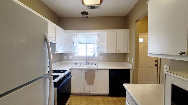 Building Photo - 1900 N Torrey Pines Dr