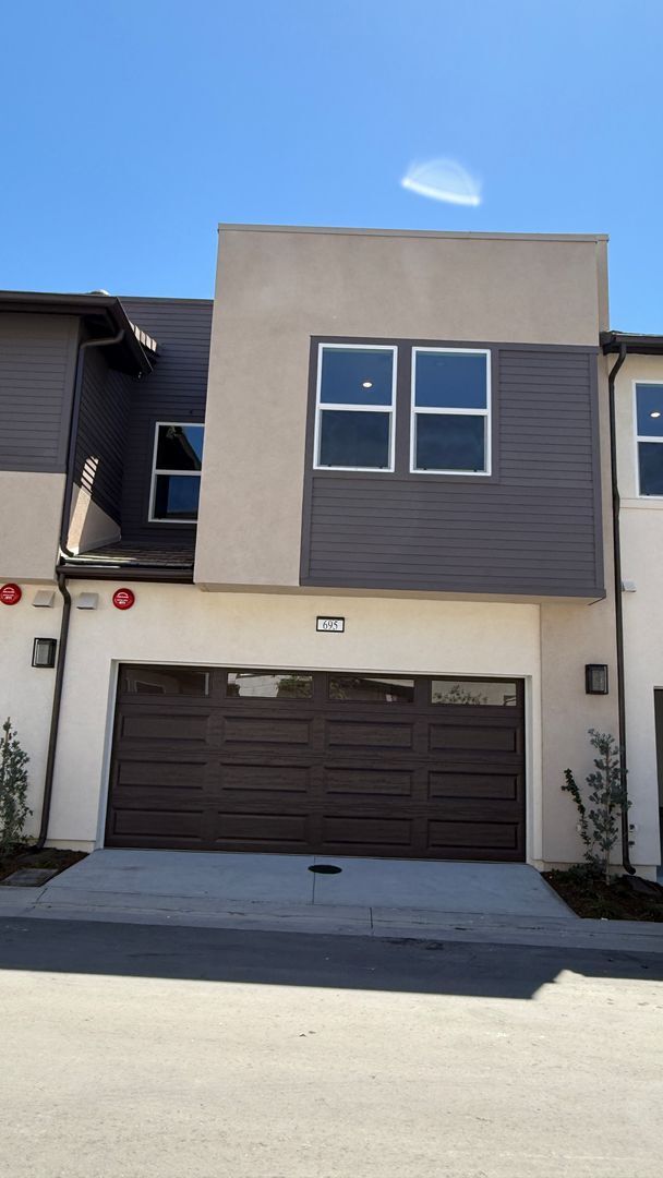 Building Photo - Stunning 3 bedroom, 2.5 bathrooms, 2 story...