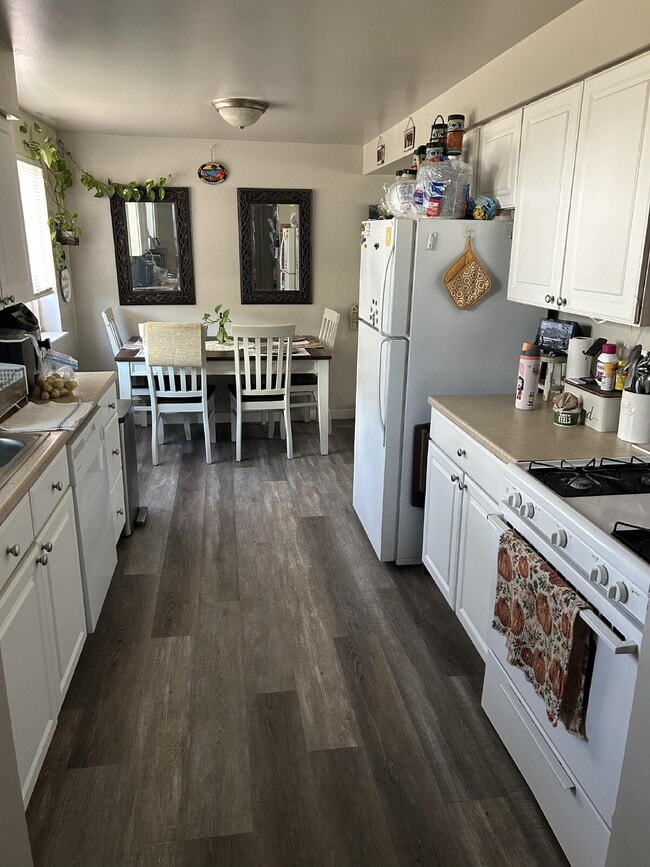 Building Photo - "Charming 2-Bed Oasis with 900 Sq Ft of Comfort in Washington Terrace!"