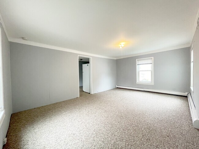 Building Photo - 35 Milton St