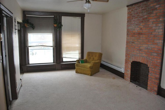 Building Photo - 830 1/2 N Main St Apt 6