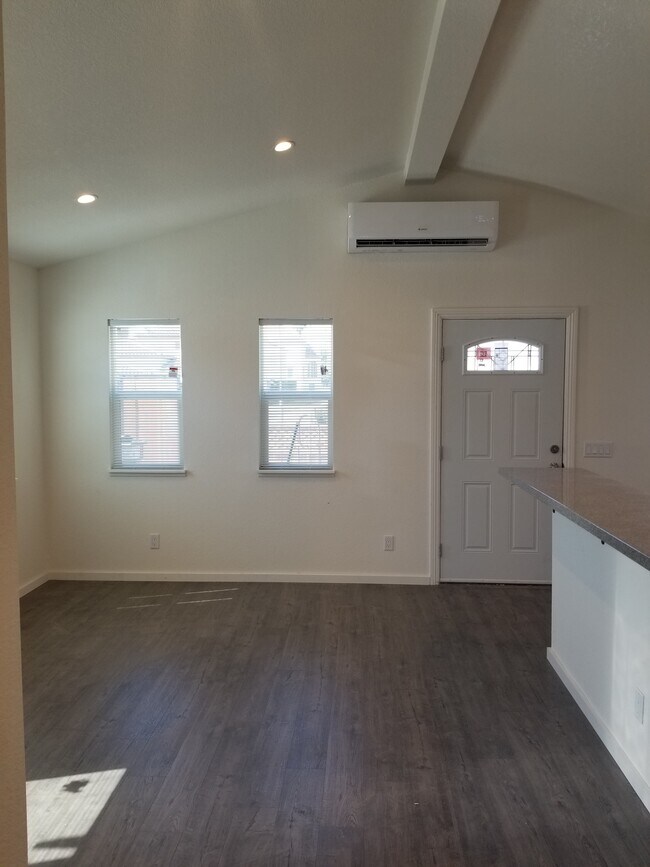 Sala de estar - 406 S Laurel St