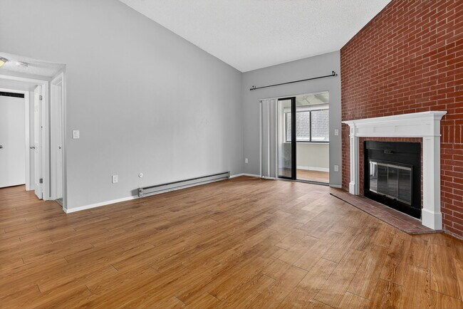Building Photo - 534 E 7th Ave