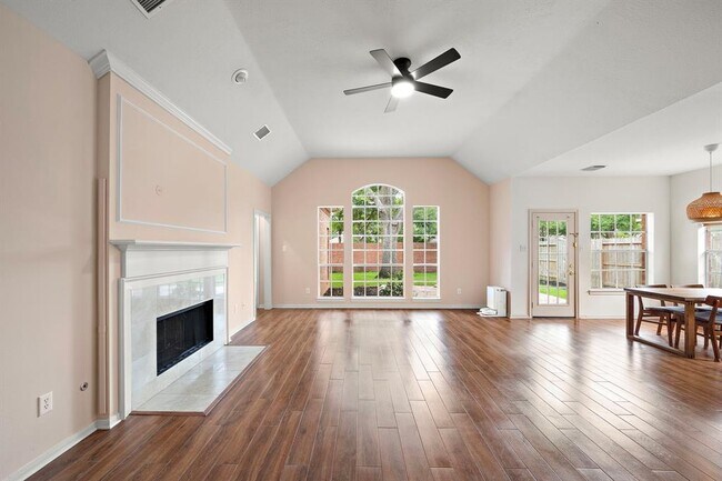 Foto del edificio - 7319 Emerald Glen Dr