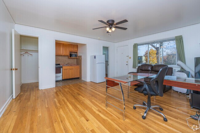 1 dormitorio, 1 baño - 700 pies cuadrados - Sala de estar - Myrtle Apartments - All Utilities Included