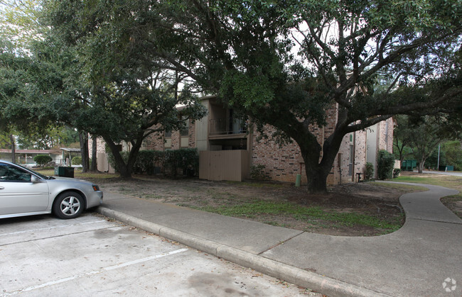 Building Photo - 800 Bellshire Apartments