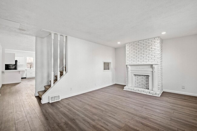 Building Photo - DAZZLING 3 BED, 2 BATH HOUSE AVAILABLE IN ...