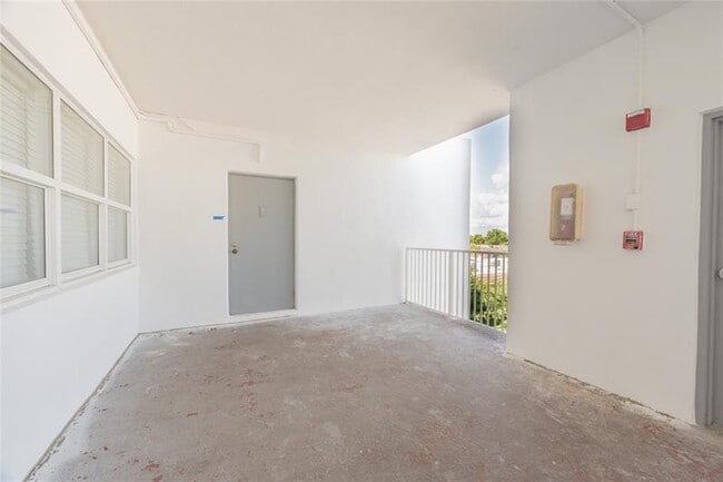 Foto del edificio - 2860 NE 14th St