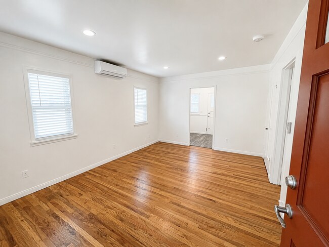 Foto del edificio - Completely Remodeled Spanish Style Midtown Apartment! Air Conditioning!