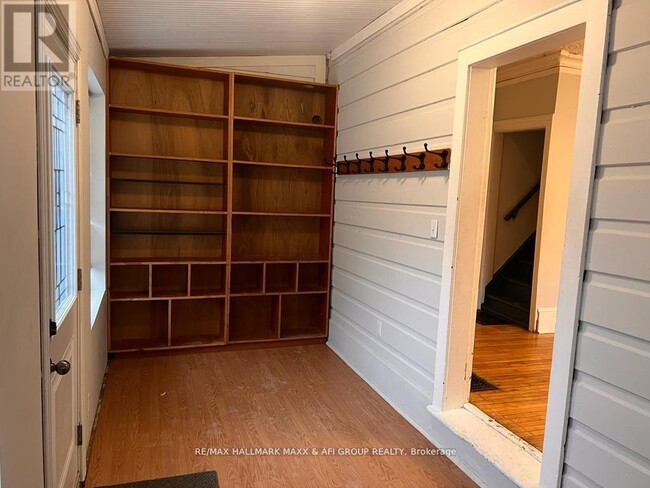 Building Photo - 61 Wellington St E