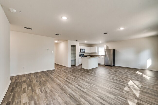 Building Photo - 2216 Echo Lake Dr