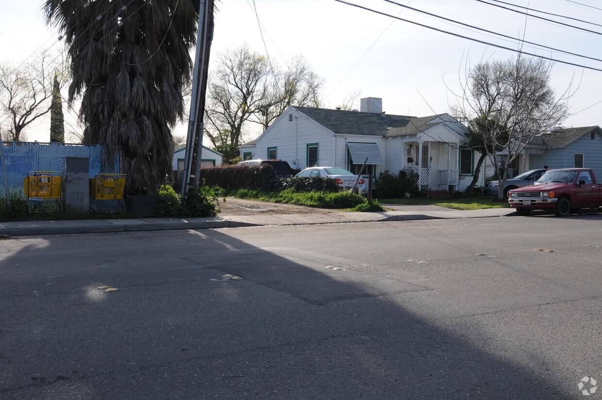 Primary Photo - 2322 Holly Dr