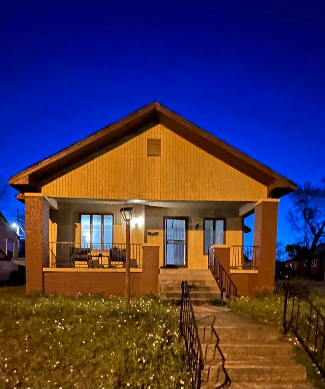 Building Photo - 2900 Center St